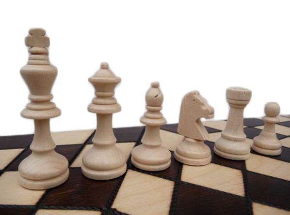 Schach für drei mit Figuren aus Holz