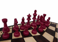 Schach für drei mit Figuren aus Holz