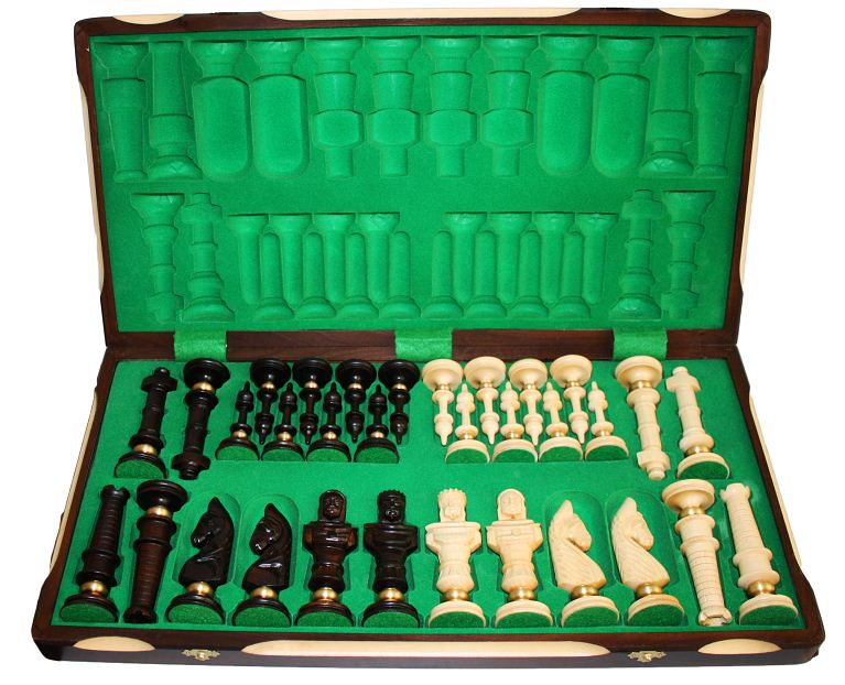 Schach mit handgeschnitzten Figuren, Nr. 104 aus Holz, Schachspiel 65x65x4 cm
