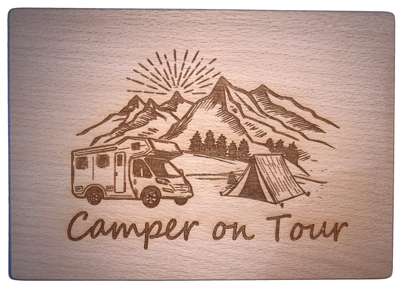 Schneidbrett mit Gravur "Camper on Tour" aus Buchenholz, 22x15,5x1 cm